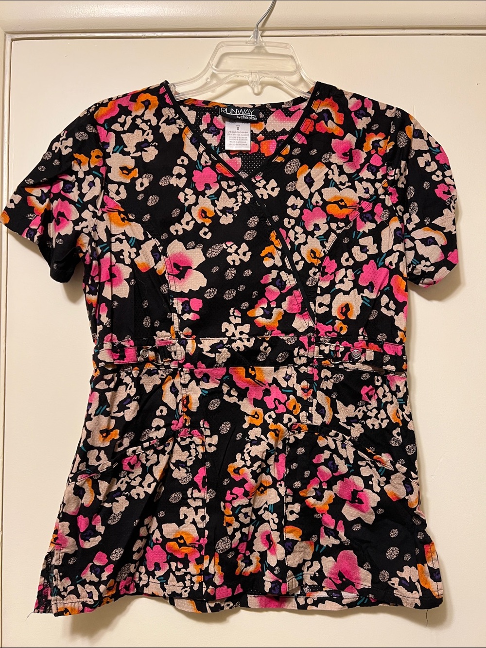 Runway by Cherokee S Black Floral Wrap-Style Scrub Top - Pink & Orange Print